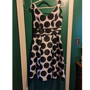 Dots so cute! Great party dress!